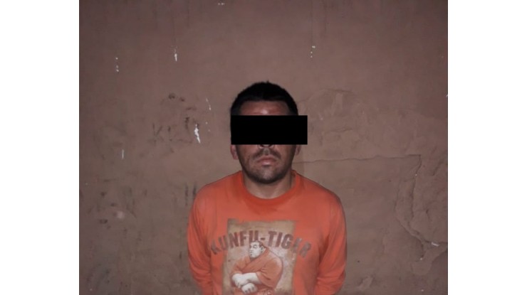 Robó y se escondió en el patio de una casa